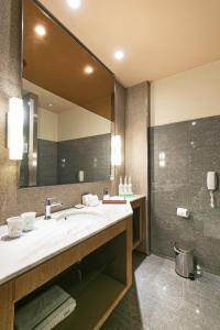 Bilik mandi di Home Hotel