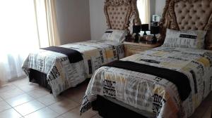 Tropical Paradise Guest House tesisinde bir odada yatak veya yataklar
