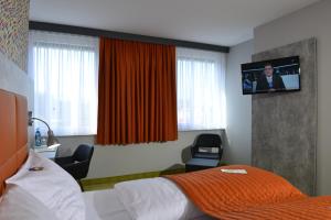 TV a/nebo společenská místnost v ubytování SleepySleepy Hotel Gießen