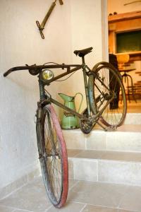 Ein Fahrrad hängt an einer Wand in der Unterkunft Logis Hôtel Restaurant LE VIEUX FUSIL in Soings-en-Sologne