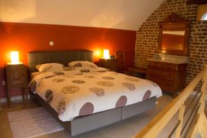 Un pat sau paturi într-o cameră la 't Gillebroek