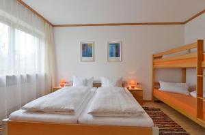 カルテンバッハにあるFerienwohnungen Hauserのベッドルーム1室(大型ベッド1台、二段ベッド2組付)