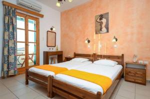 Un dormitorio con una cama grande y una ventana. en Studios Sofia Dream, en Agia Anna de Naxos 48 fotos más