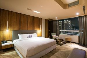 Katil atau katil-katil dalam bilik di Home Hotel