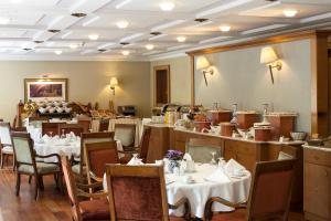 A restaurant or other place to eat at Eresin Hotels Sultanahmet - Boutique Class