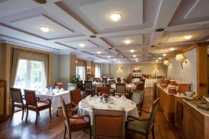 A restaurant or other place to eat at Eresin Hotels Sultanahmet - Boutique Class