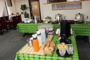 une table avec des tables vertes et de la nourriture dans l'établissement Hotel Higashihiroshima Hills Saijo, à Higashihiroshima