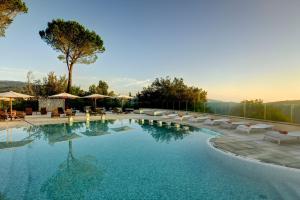 Bazén v ubytování Mercure Petriolo Siena Terme Spa Hotel nebo v jeho okolí