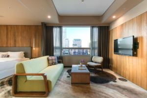 Televisyen dan/atau pusat hiburan di Home Hotel