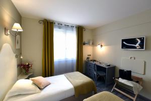 Voodi või voodid majutusasutuse The Originals Boutique, Hôtel du Parc, Cavaillon toas