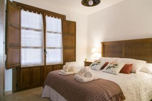 ein Schlafzimmer mit einem Bett mit Handtüchern darauf in der Unterkunft La Posada de Ajamil in Ajamil