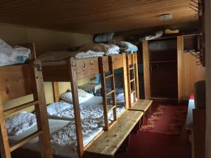 Poschodová posteľ alebo postele v izbe v ubytovaní Zettlerhütte Planneralm