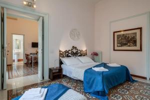 una camera con un letto e una coperta blu di Otium Maecenatis Apartments a Roma