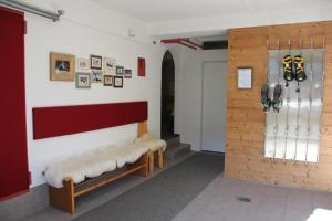 una habitación con bancos y equipo de hockey en la pared en Haus Biberkopf, en Lech am Arlberg