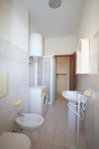 ボルゲット・サント・スピーリトにあるAppartamento Bandierazzurraのバスルーム(トイレ、洗面台、トイレ付)