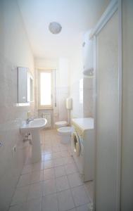 ボルゲット・サント・スピーリトにあるAppartamento Bandierazzurraの白いバスルーム(洗面台、トイレ付)