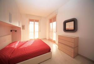 ボルゲット・サント・スピーリトにあるAppartamento Bandierazzurraのベッドルーム1室(ベッド1台、ドレッサー、鏡付)