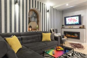 un salon avec un canapé et une cheminée dans l'établissement Apartament PAJO II -Rezydencja Tatry--GROTA SOLNA--BALKON--PARKING, à Zakopane