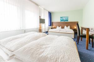 Postel nebo postele na pokoji v ubytování Hotel & Reitsportzentrum Kreuth + 13 fotografií