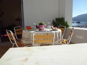 ÓrmosにあるWatching the Seaの白いテーブルと椅子