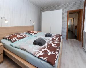 ein Schlafzimmer mit einem Bett mit zwei ausgestopften Tieren darauf in der Unterkunft Ferienwohnung Yvonne in Oberhausen