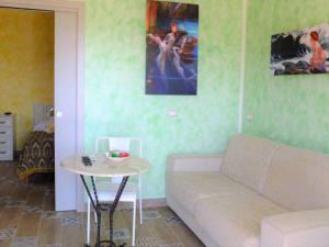 uma sala de estar com um sofá e uma mesa em Incanto delle Ninfe em Taranto