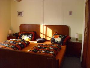 1 Schlafzimmer mit 2 Betten und bunten Kissen in der Unterkunft VierZeitHof - Hofcafé EisZeit in Bebertal Zwei