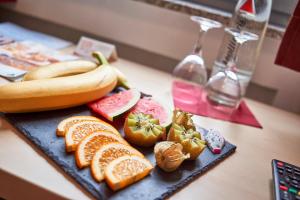 a plate of fruit on a table with a banana at DJH-Gästehaus Bermuda3Eck in Bochum