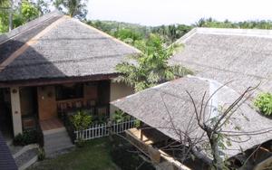 uma imagem de uma casa com telhado em Boracay Actopia Resort em Boracay