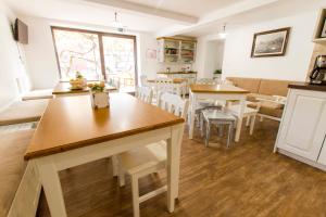 cocina y comedor con mesas y sillas en Hostel Hildegarden, en Tolmin