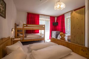 ゲルロスにあるGasthof Kühle Rastのベッドルーム1室(二段ベッド2台、窓付)が備わります。