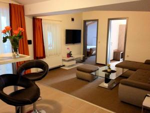 salon z kanapą i stołem z krzesłami w obiekcie Hotel Alta Vista w mieście Neukirchen am Großvenediger