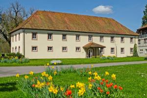 ein großes Gebäude mit einem Blumenfeld davor in der Unterkunft Schloss Beuggen in Rheinfelden