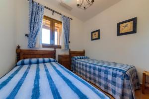 Łóżko lub łóżka w pokoju w obiekcie Apartamentos Villafaro Conil