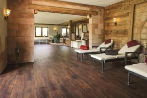 un soggiorno con pavimenti in legno e divani bianchi di Hotel Badischer Hof a Biberach bei Offenburg