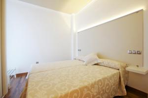 a hotel room with a bed and a desk at Apartamentos Senabre Palais in Benidorm