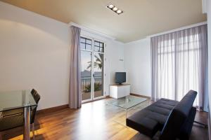 sala de estar con sofá y mesa de cristal en Apartamentos Senabre Palais, en Benidorm