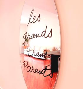 une planche de surf avec les mots utilisez les grands-annonces remercient les parents dans l'établissement Il Terrazzo di San Colombano, à Bologne