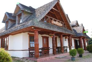 un edificio de madera con una mesa delante en GAMP Paweł Sawicki en Kleszczele