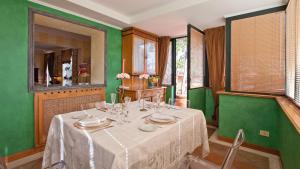 Rental in Rome - Fontana Di Trevi Penthouse 레스토랑 또는 맛집