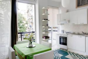 アテネにあるThelma's Apartmentのキッチン(花瓶付)