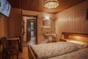 1 dormitorio con 1 cama y lavamanos. en Casa Serac´, en La Valle