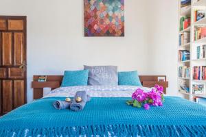 ベナルマデナにあるAtalaya Altaのベッド(青いシーツ、紫の花付)