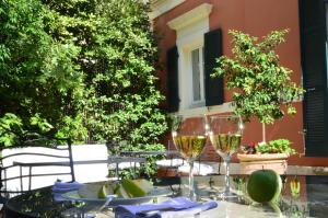 una mesa con copas de vino en el patio en Siora Vittoria Boutique Hotel en Corfú