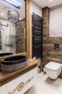 W łazience znajduje się toaleta, umywalka i lustro. w obiekcie Aspen Ski Szymaszkowa w Zakopanem