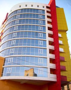 サラトフにあるBogemia City Hotelの窓が多い高層ビル