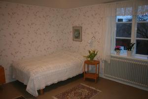 een slaapkamer met een bed en een raam bij Fagerlid Gård in Hova