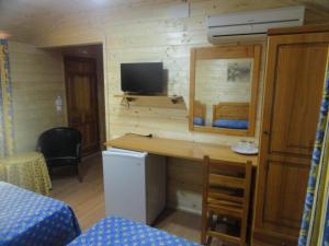 Zimmer mit einem Schreibtisch und einem TV in einem Zimmer in der Unterkunft Hostal Gran Avenida in Tarancón