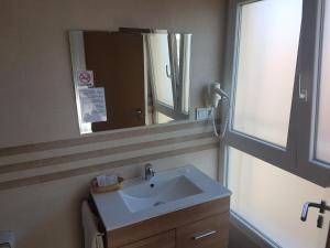 a bathroom with a sink and a mirror at Hospedaje Magallanes in Santander
