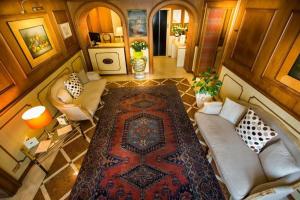 an overhead view of a living room with a couch and a rug at Hotel Camerlengo in Corridonia